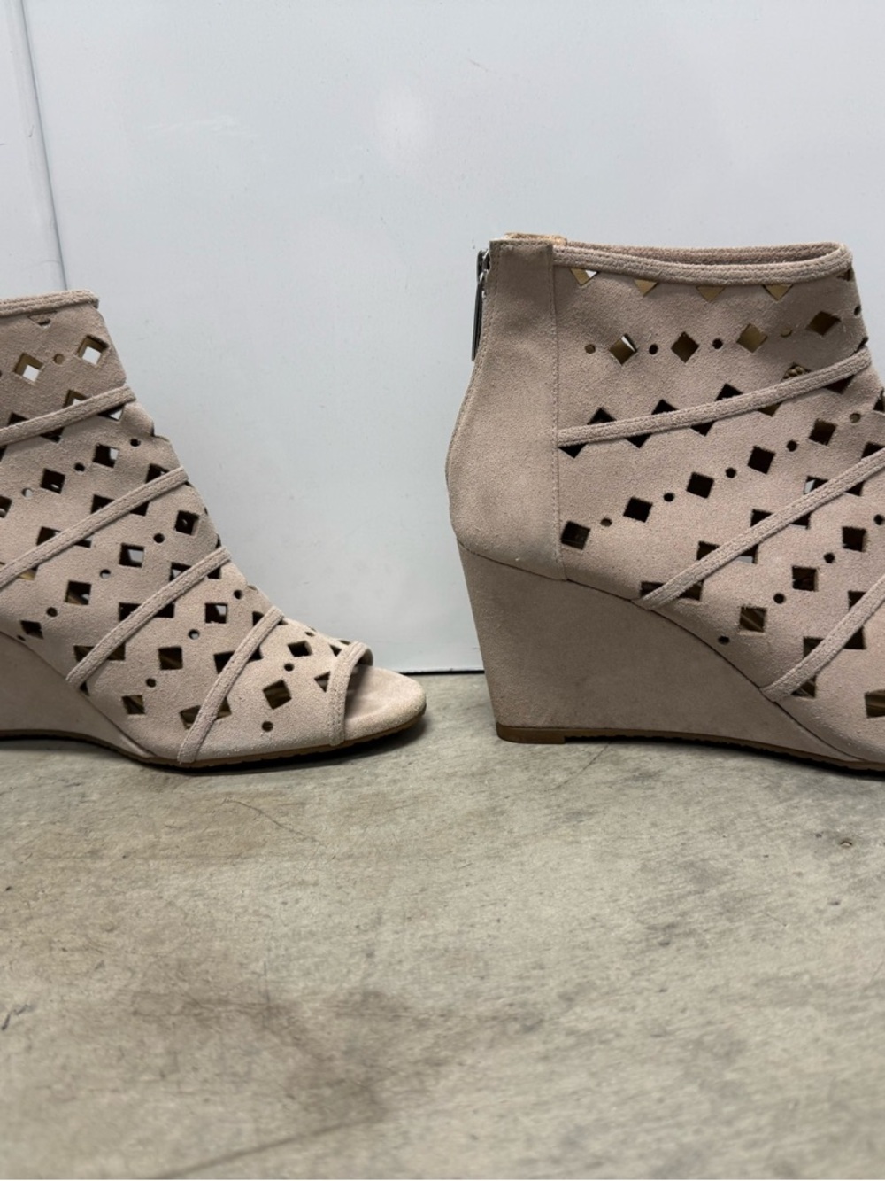 BRAND NEW MICHAEL KORS Women's Taupe Cutout Suede Peep-Toe Ankle Booties - Picture 4 of 8